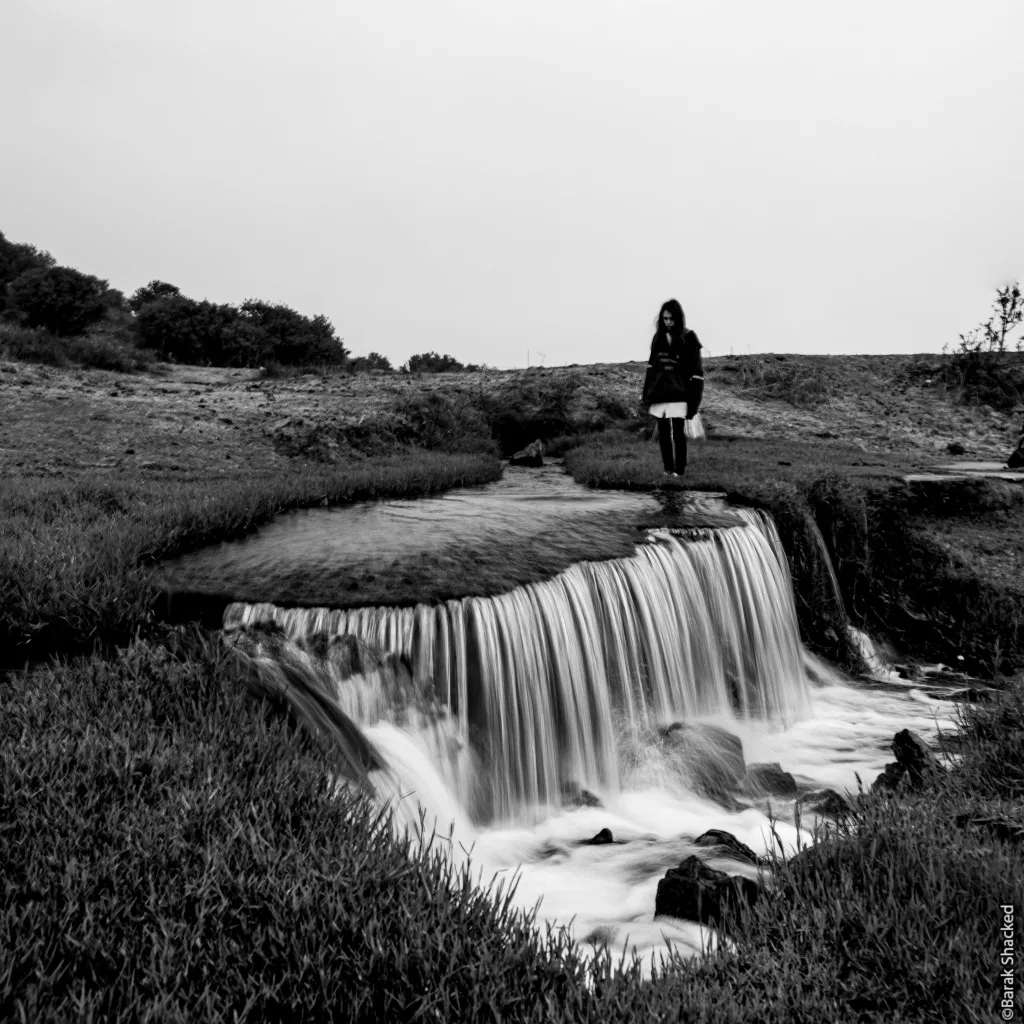 חשיפה ארוכה במפל עם דמות